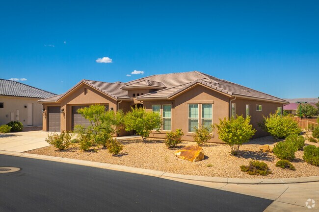 Single family homes are a popular choice in Sun River.