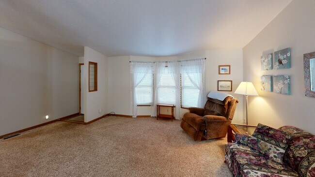 209 Noble Fir Cir unit 60, Enumclaw, WA 98022 - photo 2
