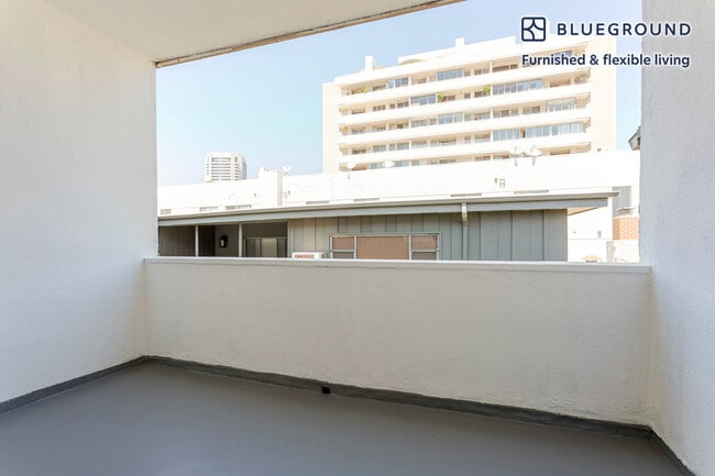 1371 S Beverly Glen Blvd unit FL3-ID1397, Los Angeles, CA 90024 - photo 4