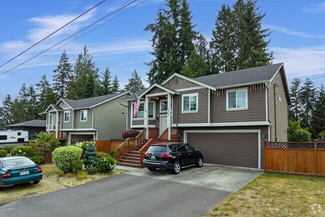 Explore charming streets lined with diverse homes in the heart of Pinehurst.