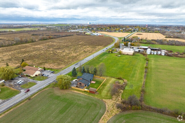 Niagara has expansive farmland and open fields that offer a peaceful setting near the city.