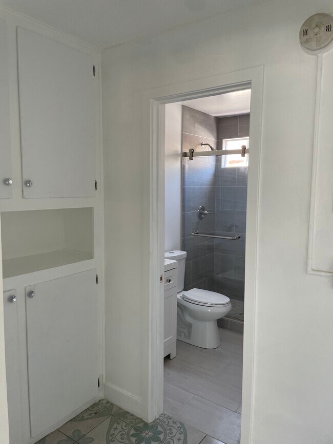 711 W 81st St, Los Angeles, CA 90044 - photo 7