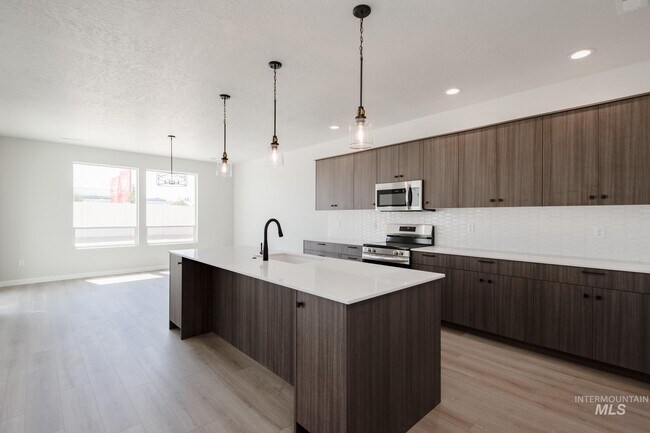 703 Strike Eagle St, Mountain Home, ID 83647 - photo 4