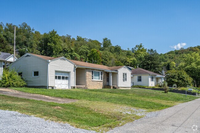 A row of ranch style homes along a side street in Sabraton.