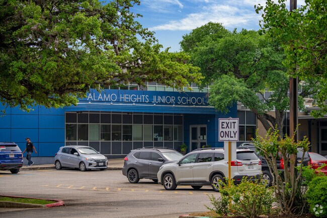 Alamo Heights Junior School has approximately 1095 students enrolled.