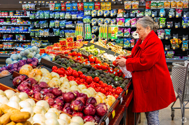 Wexford Heights shoppers can head east to Kroger for a selection of groceries and homegoods.