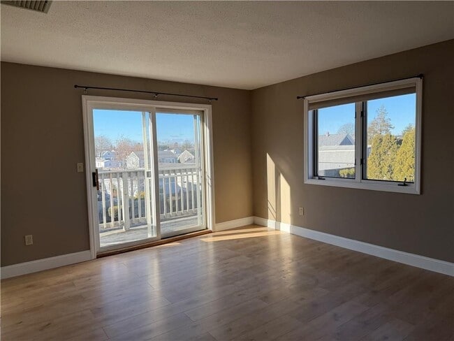 724 Beverage Hill Ave, Pawtucket, RI 02861 - photo 3