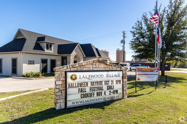 Enjoy an interesting and easygoing life in Lakewood Village.