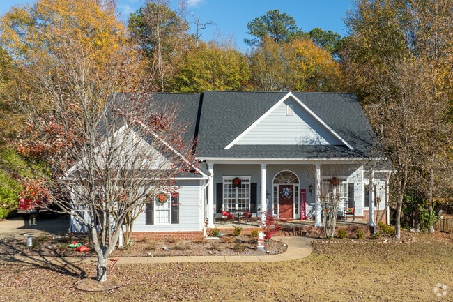 Enjoy the well maintained homes in Opelika.