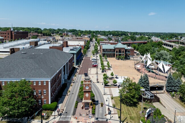 Heslop Morningview residents enjoy dining and entertainment in downtown Cuyahoga Falls, Ohio.