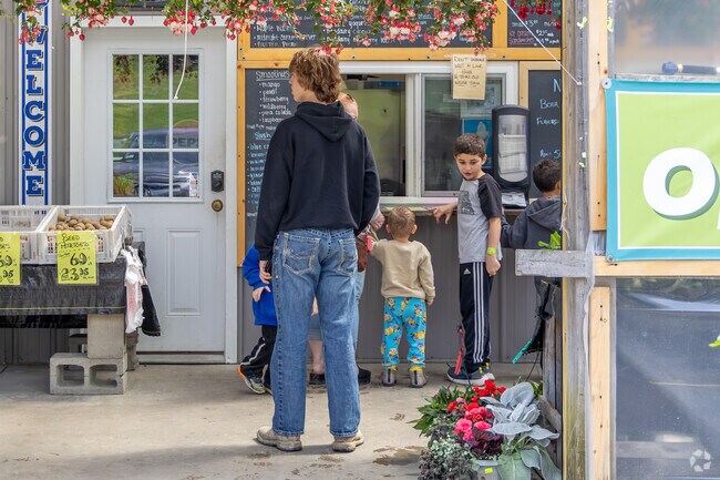 Peached and Cream is Serving up freshly made ice cream to all off Ellington.