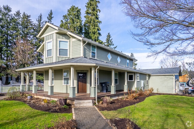 Many beautiful homes are scattered throughout Elyville.