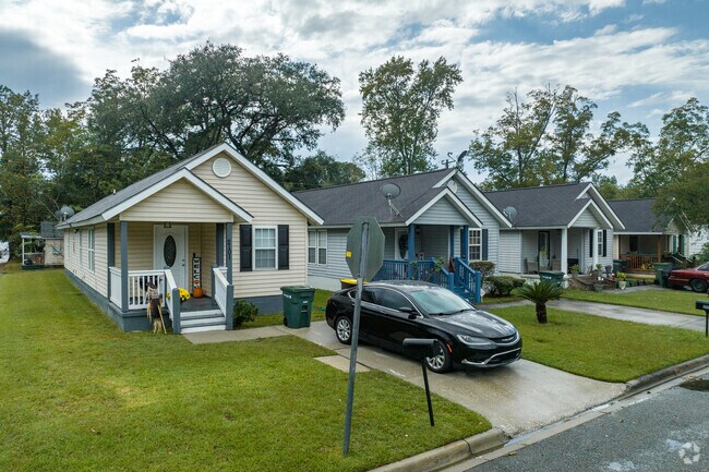 The neighborhood’s residential options cater to a variety of lifestyles, from first-time buyers to long-term residents looking for a peaceful retreat.