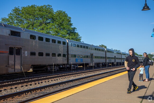 Summerhill Park residents can access Chicago quickly via the local Metra.