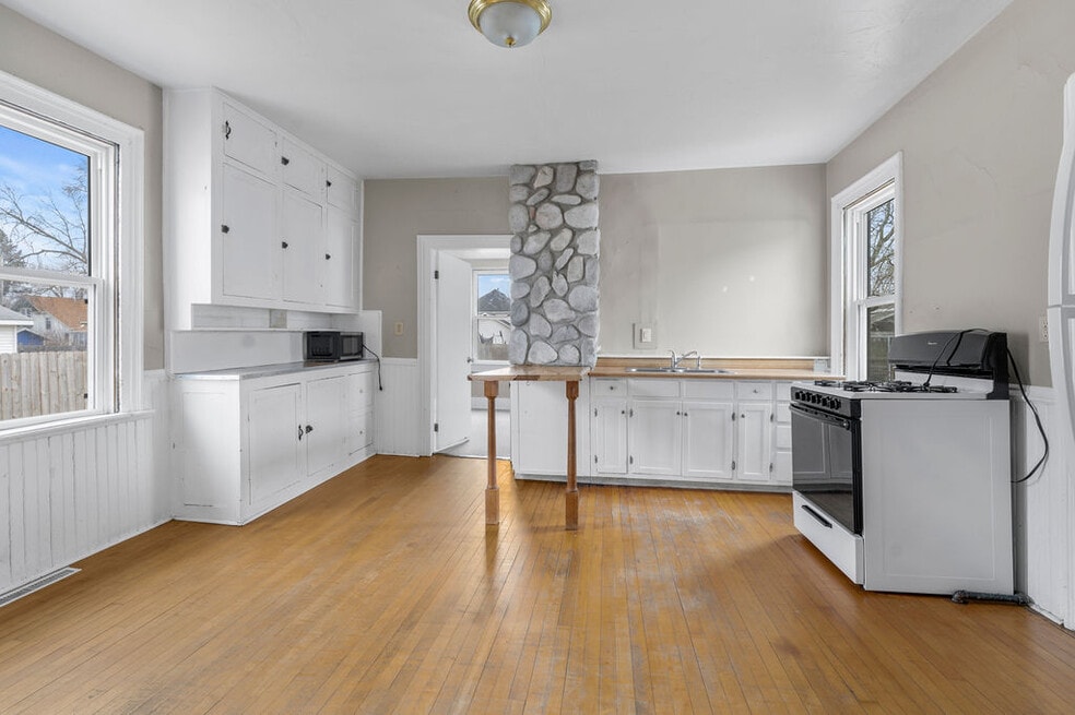 625 W 10th Ave, Oshkosh, WI 54902 - photo 1