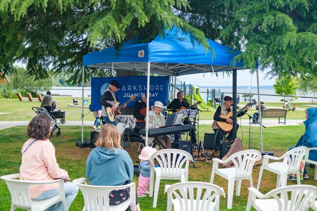Locals can enjoy live music at the local farmers market in Juanita Beach Park.