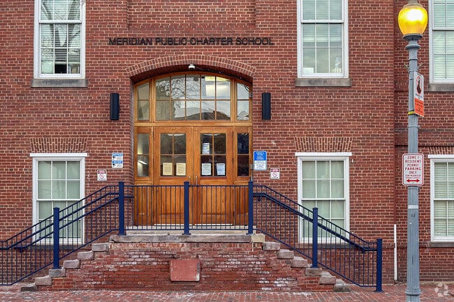 Side entrance for Meridian PCS on V St