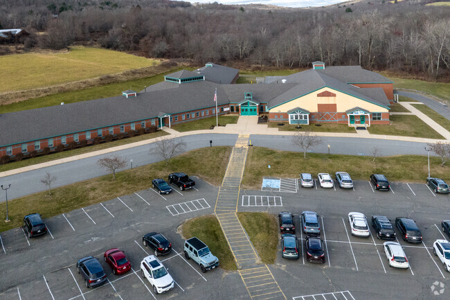 Hardwick Elementary School is located in Hardwick, MA.