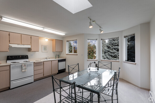 2BR, 2BA - 1,015 SF