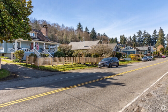Along the cozy streets of Boulevard Bluffs, it's common to find historic Craftsman style homes.