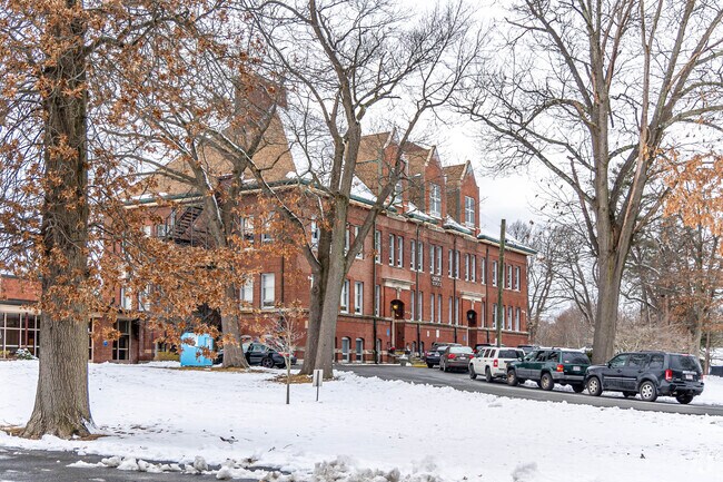 Oakdale Elementary School has 261 students attending.