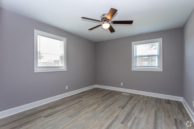 2BR, 1BA - 916SF - Bedroom