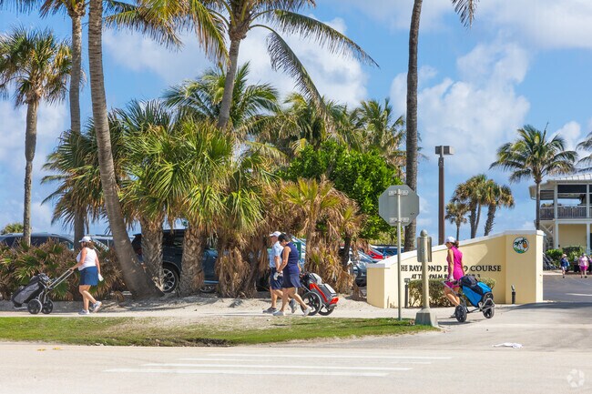 The Raymond Floyd Golf course happily welcomes local Palm Beach golfers.