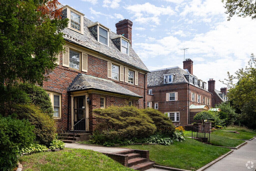 About Jackson Heights Schools, Demographics, Things to Do