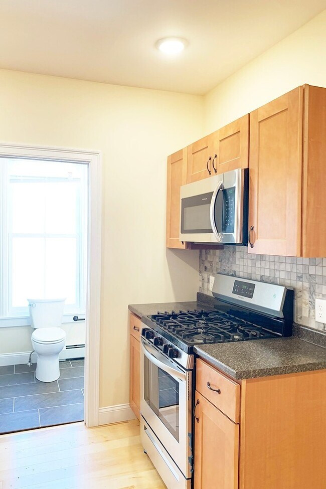 375 St Paul St unit 3, Burlington, VT 05401 - photo 5