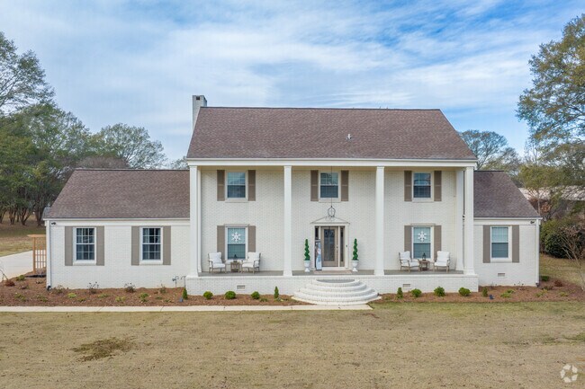 Colonial Revival homes line scenic streets near Logan Martin Lake.