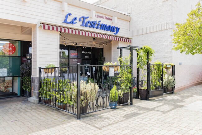 Le Testimony Organic Bistro has a garden style patio for outdoor dining.