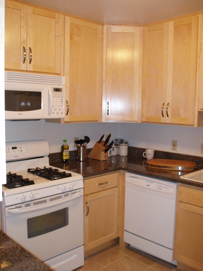 4955 N Santa Monica Blvd Unit 1, Whitefish Bay, WI 53217