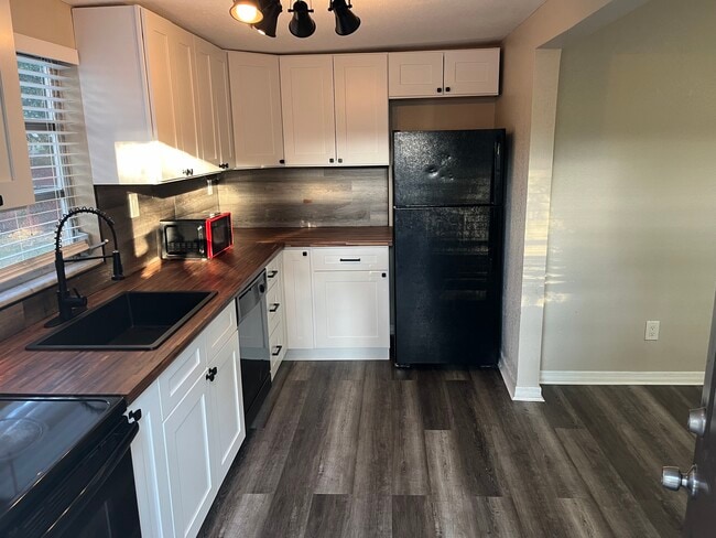 2310 E Minnehaha St, Tampa, FL 33610 - photo 7