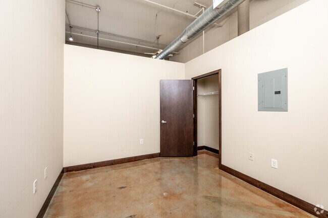 1BR, 1BA - 740 SF - Bedroom