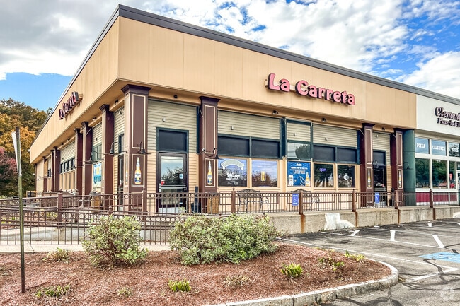 La Carreta restaurant is located in the Crystal Lake neighborhood.