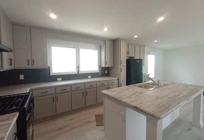 37266 Burrstone Ln, Lenox, MI 48048 - photo 2