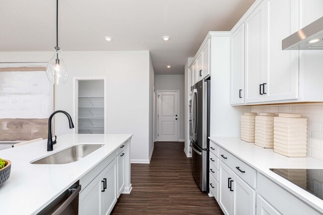 313 Chattahoochee Cir, Locust Grove, GA 30248 - photo 2