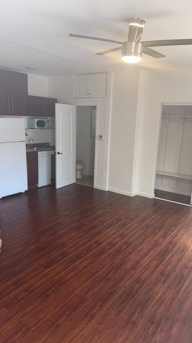 6661 Lindenhurst Ave unit Dino, Los Angeles, CA 90048 - photo 2