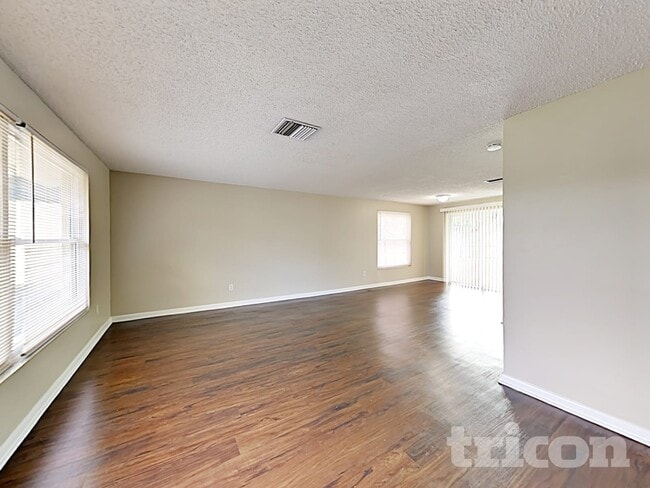 8508 Woodhurst Dr, Tampa, FL 33615 - photo 2