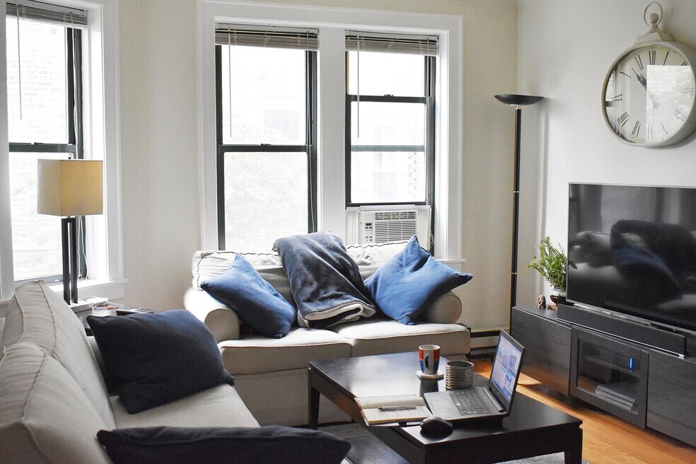 3839 N Greenview Ave unit 3E, Chicago, IL 60613 - photo 1