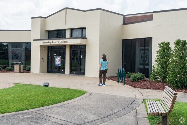 The National Quilting Museum is located downtown, a short drive from Cruse.