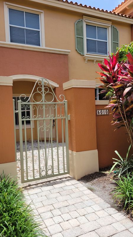 5010 S Harbor Isles Dr, Fort Lauderdale, FL 33312