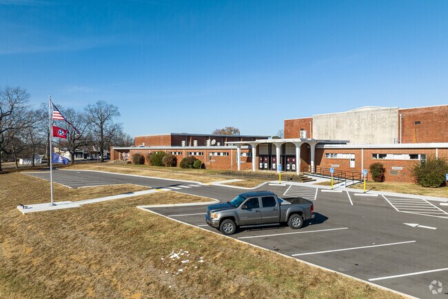 Dickson Middle School serves 594 6th-8th graders.