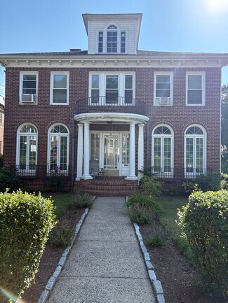 51 Algonquin Rd, Chestnut Hill, MA 02467