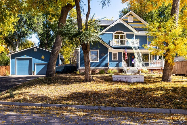 Homes with detached garages can be found in the Middle Shooks Run neighborhood.