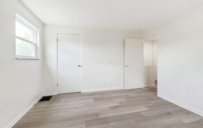 586-588-588 Georgian Dr unit 586-588, Columbus, OH 43228 - photo 6