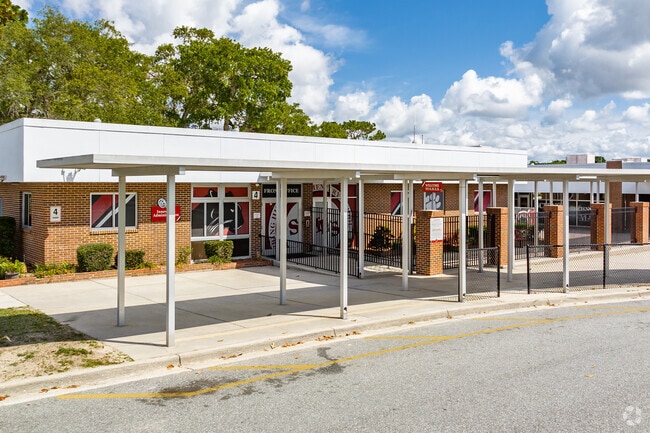 Spring Hill Elementary has a student enrollment of 800 students.