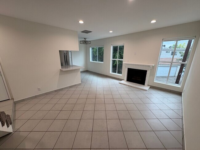 Barclay Square Apartment, Sherman Oaks, CA 91401 - photo 4