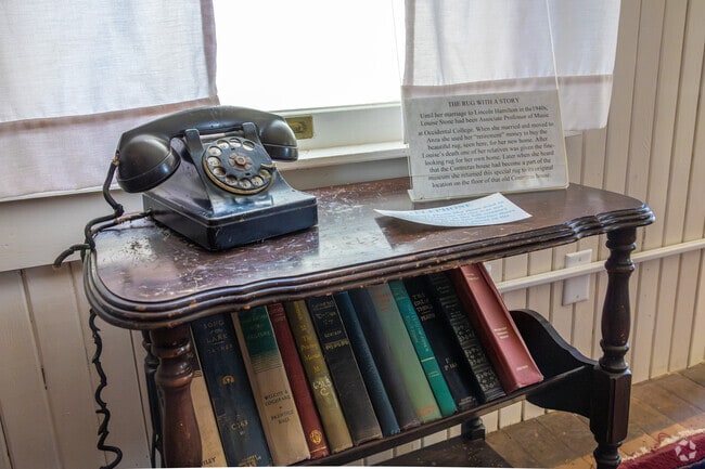 The Hamilton Museum in Anza features historical exhibits illustrating the area's history.