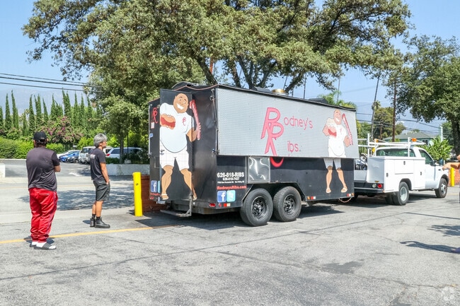 Rodney’s Ribs draws crowds in Northwest Pasadena with its famous flavors.